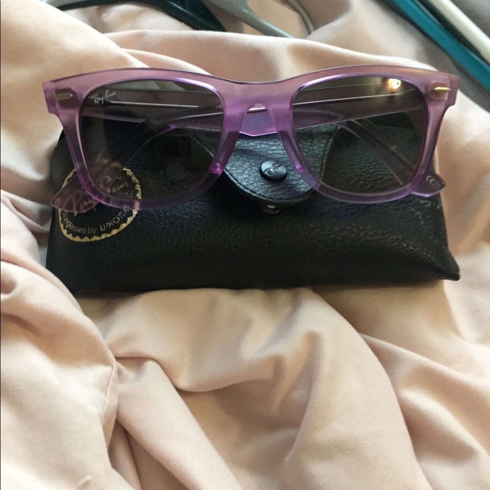 light purple/pink ray ban wayfarers!